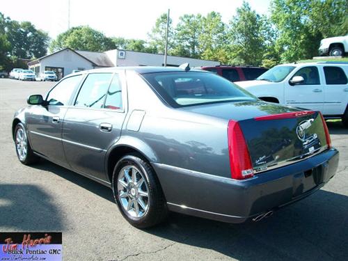 Cadillac DTS 2010 photo 1