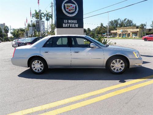 Cadillac DTS 2010 photo 1