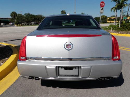 Cadillac DTS 2010 photo 2
