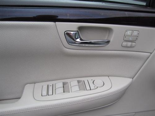 Cadillac DTS 2010 photo 1