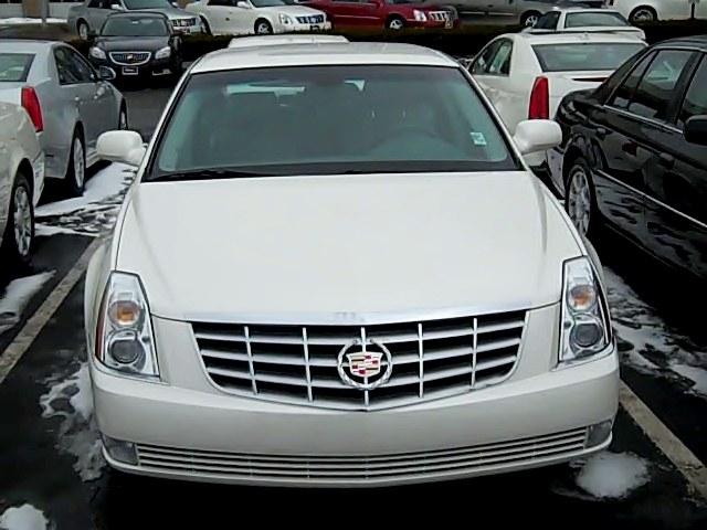 Cadillac DTS 2010 photo 1