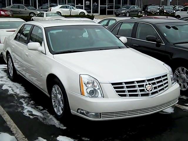 Cadillac DTS 2010 photo 2
