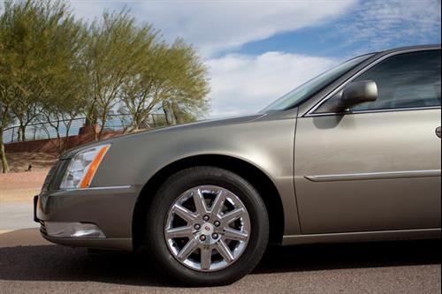 Cadillac DTS 2010 photo 2