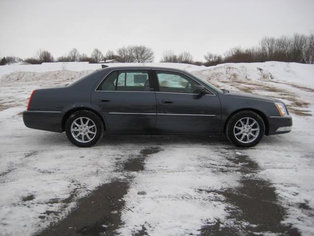 Cadillac DTS 2010 photo 1