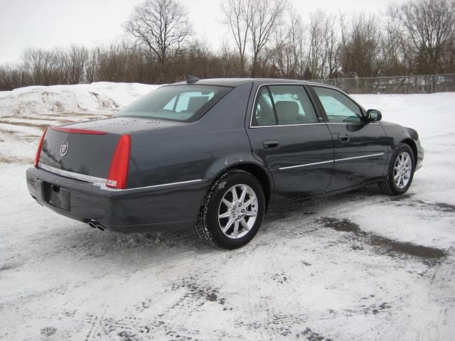Cadillac DTS 2010 photo 2
