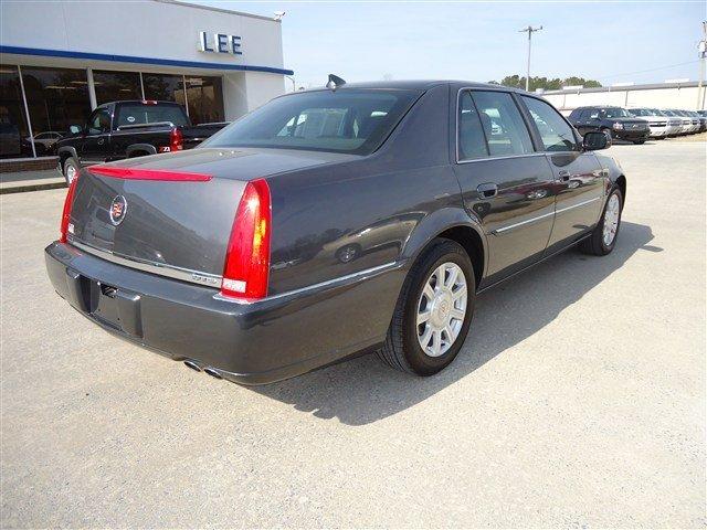 Cadillac DTS 2010 photo 2