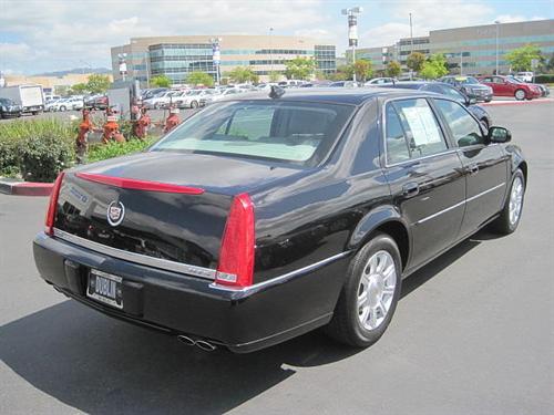 Cadillac DTS 2010 photo 1