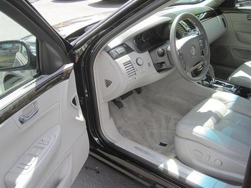 Cadillac DTS 2010 photo 2