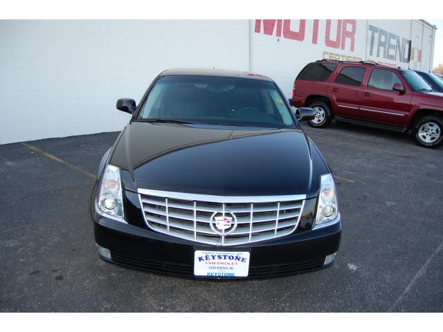 Cadillac DTS 2010 photo 1