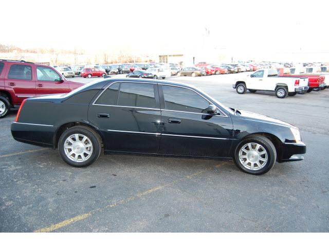 Cadillac DTS 2010 photo 2