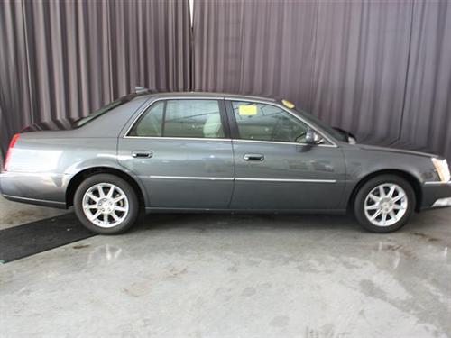 Cadillac DTS 2010 photo 2