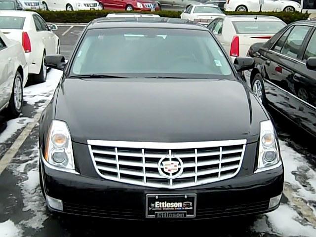 Cadillac DTS 2010 photo 1