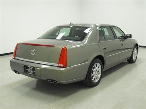 Cadillac DTS 2010 photo 1