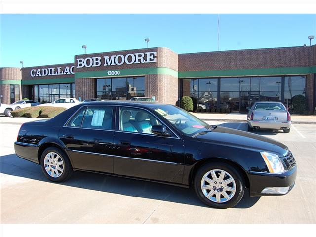 Cadillac DTS 2010 photo 1