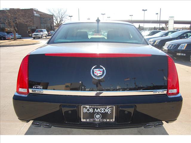 Cadillac DTS 2010 photo 2