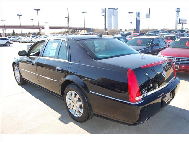 Cadillac DTS 2010 photo 4