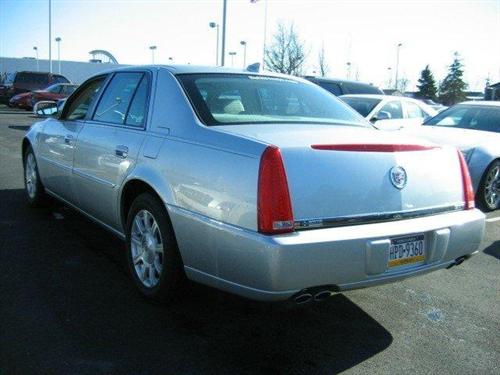 Cadillac DTS 2010 photo 1