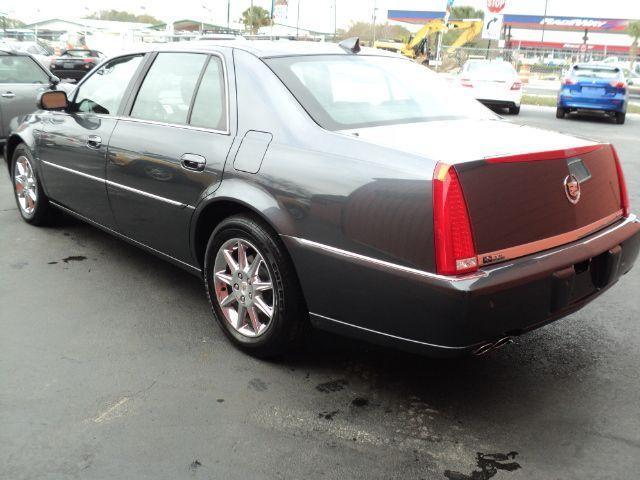 Cadillac DTS 2010 photo 2
