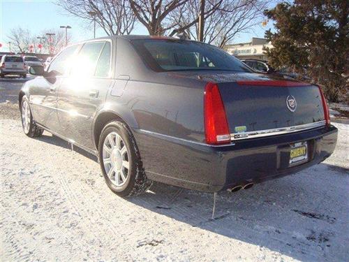 Cadillac DTS 2010 photo 1