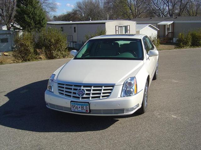 Cadillac DTS 2010 photo 1