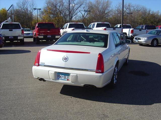 Cadillac DTS 2010 photo 2