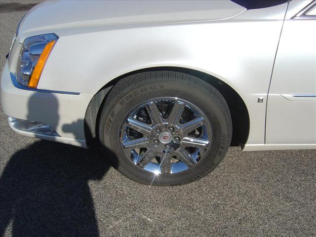 Cadillac DTS 2010 photo 4