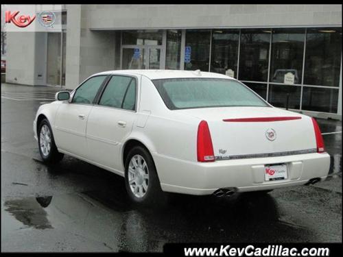 Cadillac DTS 2010 photo 2