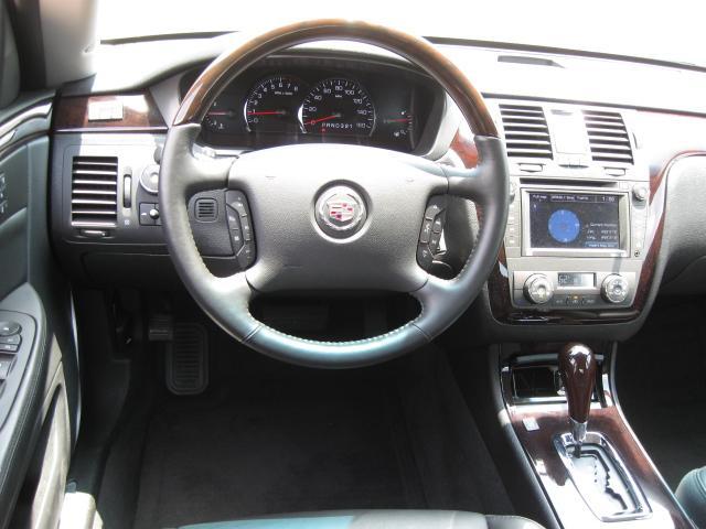Cadillac DTS 2010 photo 2