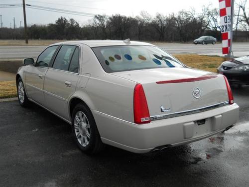 Cadillac DTS 2010 photo 2