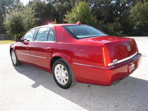 Cadillac DTS 2010 photo 2