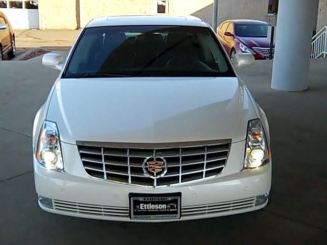 Cadillac DTS 2010 photo 1
