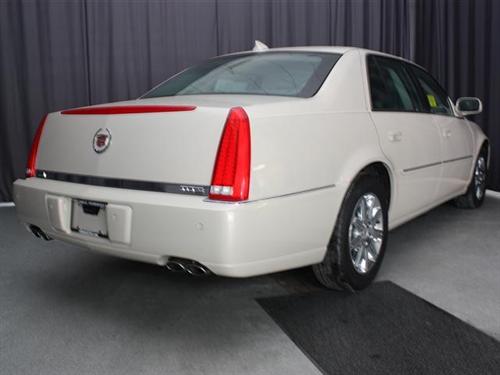 Cadillac DTS 2010 photo 2