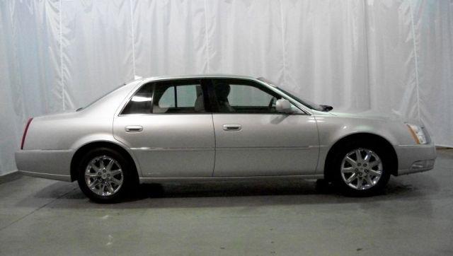 Cadillac DTS 2010 photo 1