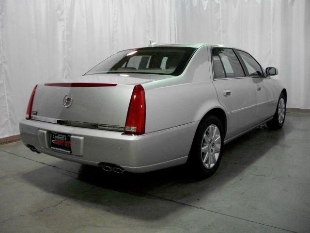 Cadillac DTS 2010 photo 2