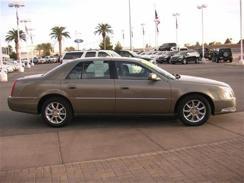 Cadillac DTS 2010 photo 1