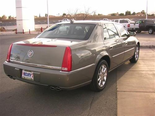 Cadillac DTS 2010 photo 2