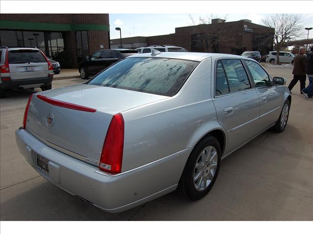 Cadillac DTS SE V6 LTHR Sedan