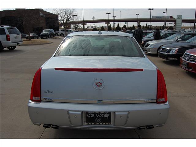 Cadillac DTS 2010 photo 1