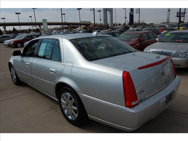 Cadillac DTS 2010 photo 2