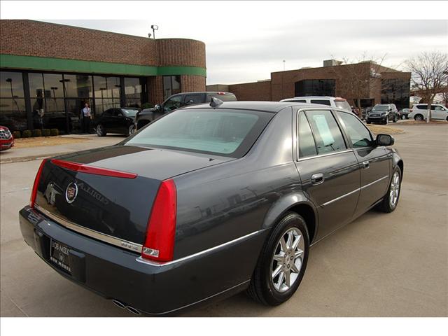 Cadillac DTS 2010 photo 1