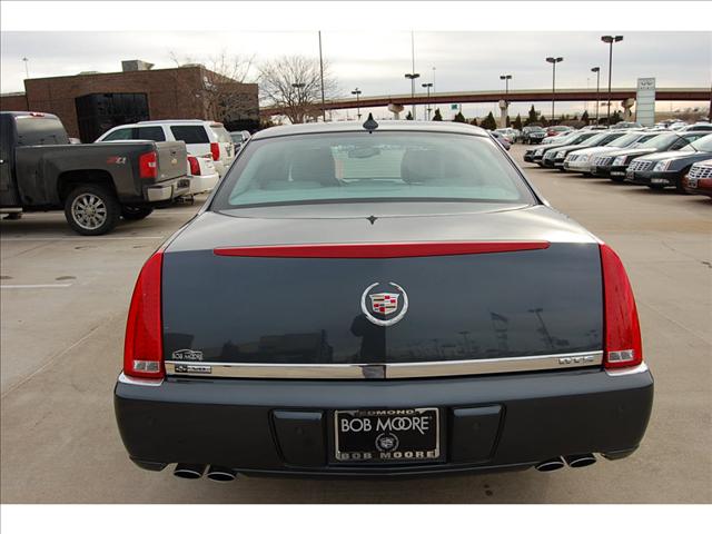 Cadillac DTS 2010 photo 2