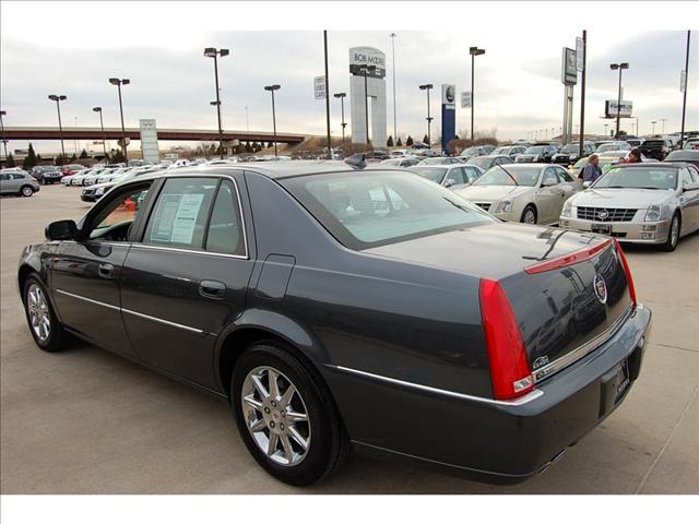 Cadillac DTS 2010 photo 3