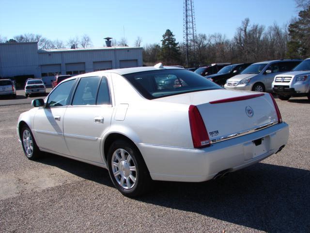 Cadillac DTS Unknown Sedan