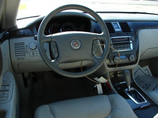 Cadillac DTS 2010 photo 1