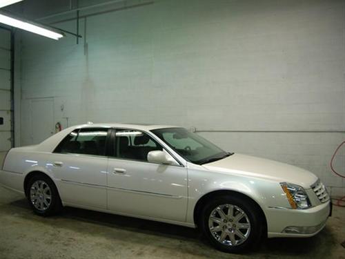 Cadillac DTS 2010 photo 1