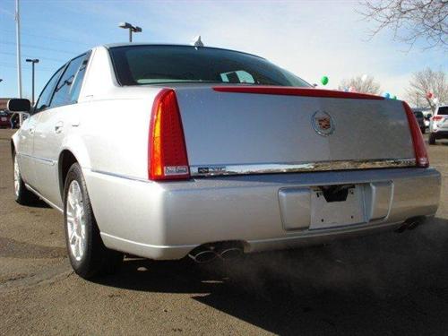 Cadillac DTS 2010 photo 1