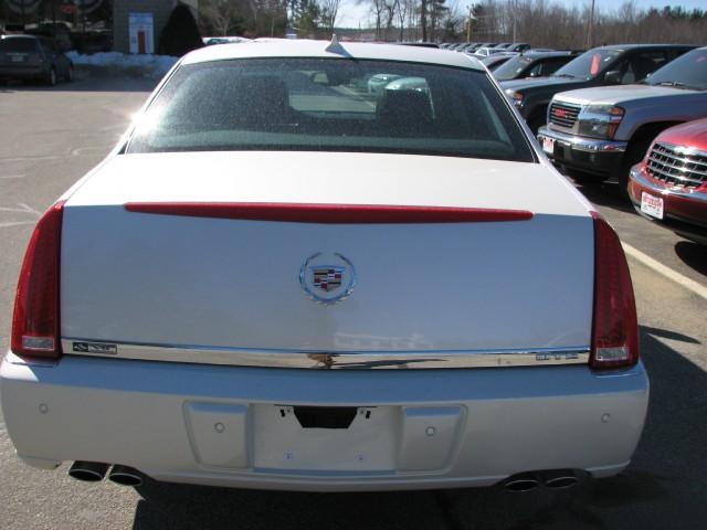 Cadillac DTS 2010 photo 1