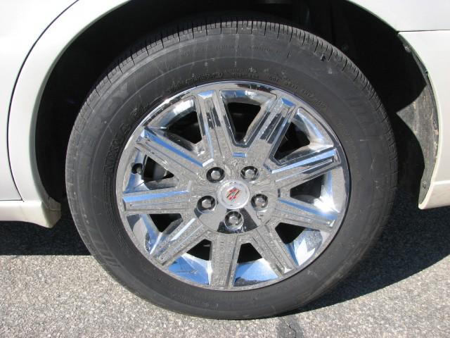 Cadillac DTS 2010 photo 2