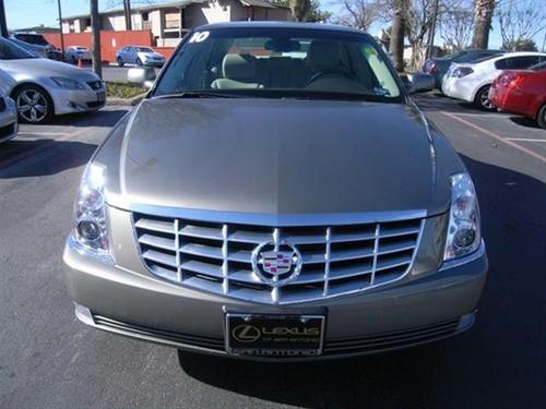 Cadillac DTS 2010 photo 1