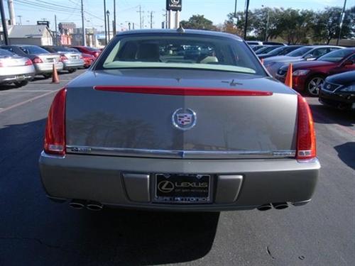 Cadillac DTS 2010 photo 3